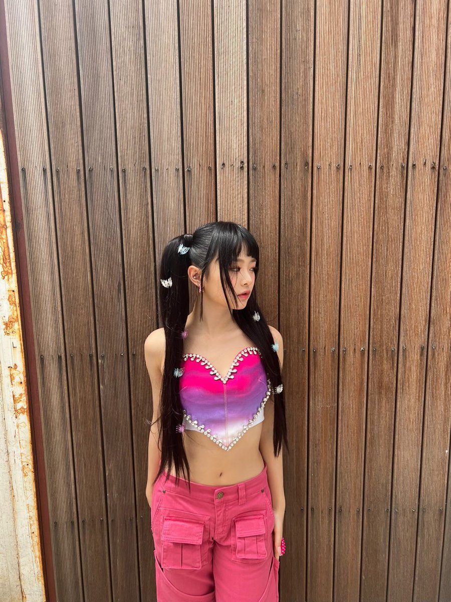 ccuator's tweet image. pham hanni wkwk , cuz tinggi nya udah sama tinggal ngecelin bagian perut sama lengan , paha 😭🤏