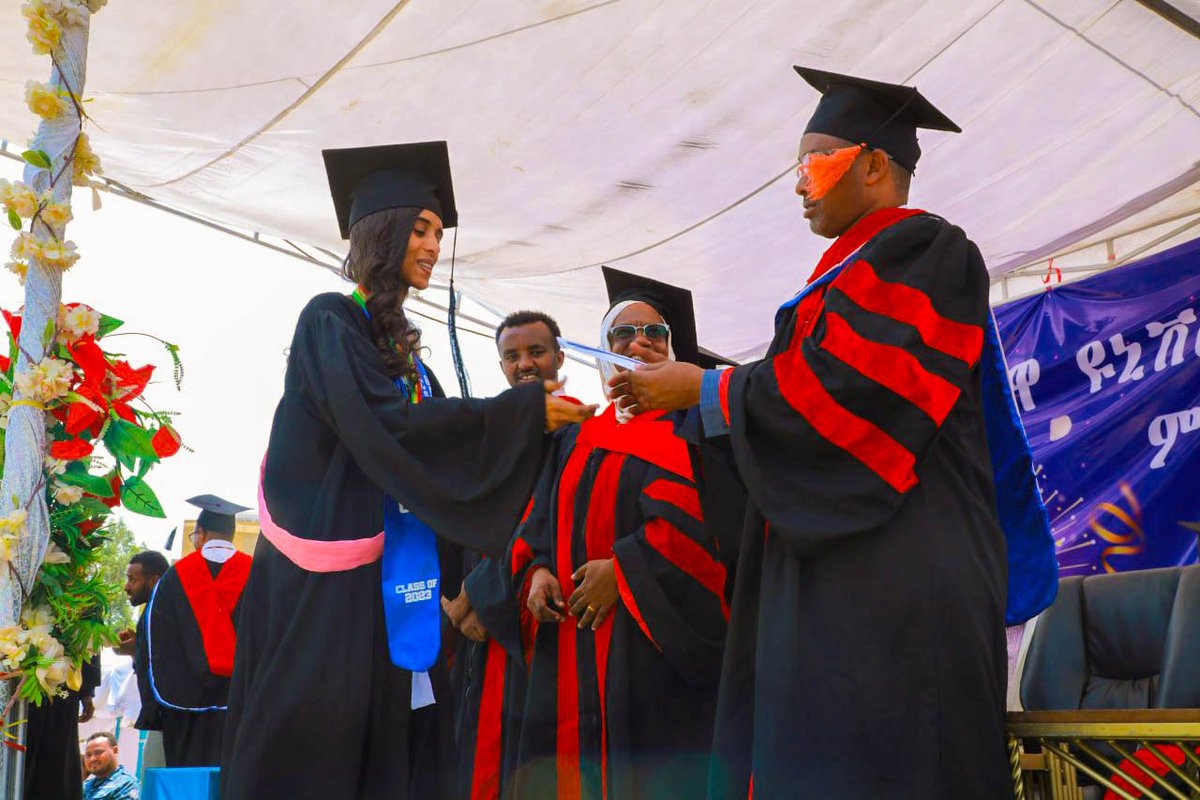 DDUniv's tweet photo. በድሬዳዋ ዩኒቨርሲቲ ከአጠቃላይ ተማሪ የላቀ ነጥብ በማምጣት የዋንጫ ተሸላሚ የሆነችው ለተማሪ አዜብ ተገኔ ዩኒቨርሲቲው የሁለተኛ ዲግሪ ማስተርስ ፕሮግራም እስኮላርሺፕ እንድታገኝ መወሰኑ ተገለፀ፡፡ https://t.co/RklKiqWfvA
