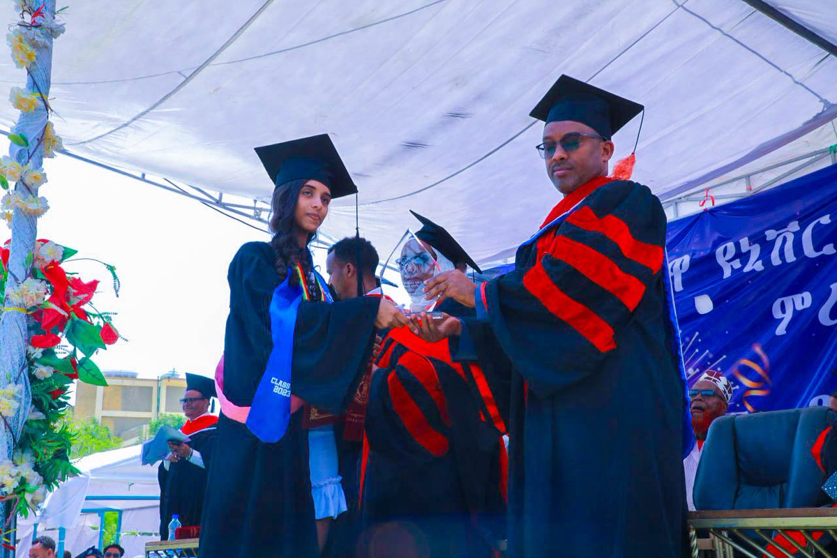 DDUniv's tweet photo. በድሬዳዋ ዩኒቨርሲቲ ከአጠቃላይ ተማሪ የላቀ ነጥብ በማምጣት የዋንጫ ተሸላሚ የሆነችው ለተማሪ አዜብ ተገኔ ዩኒቨርሲቲው የሁለተኛ ዲግሪ ማስተርስ ፕሮግራም እስኮላርሺፕ እንድታገኝ መወሰኑ ተገለፀ፡፡ https://t.co/RklKiqWfvA