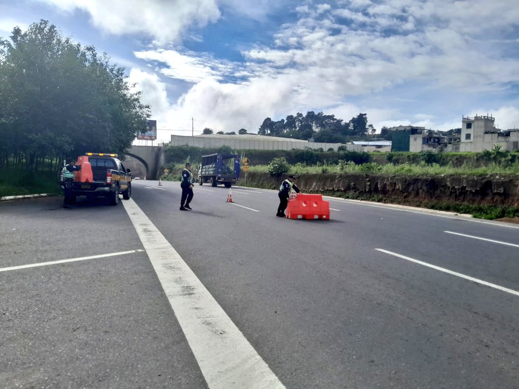 Además de la regularización vial de #TránsitoPNC, ya se encuentran equipos para el retiro del material que obstaculiza el paso en el kilómetro 60 del Libramiento de Chimaltenango.