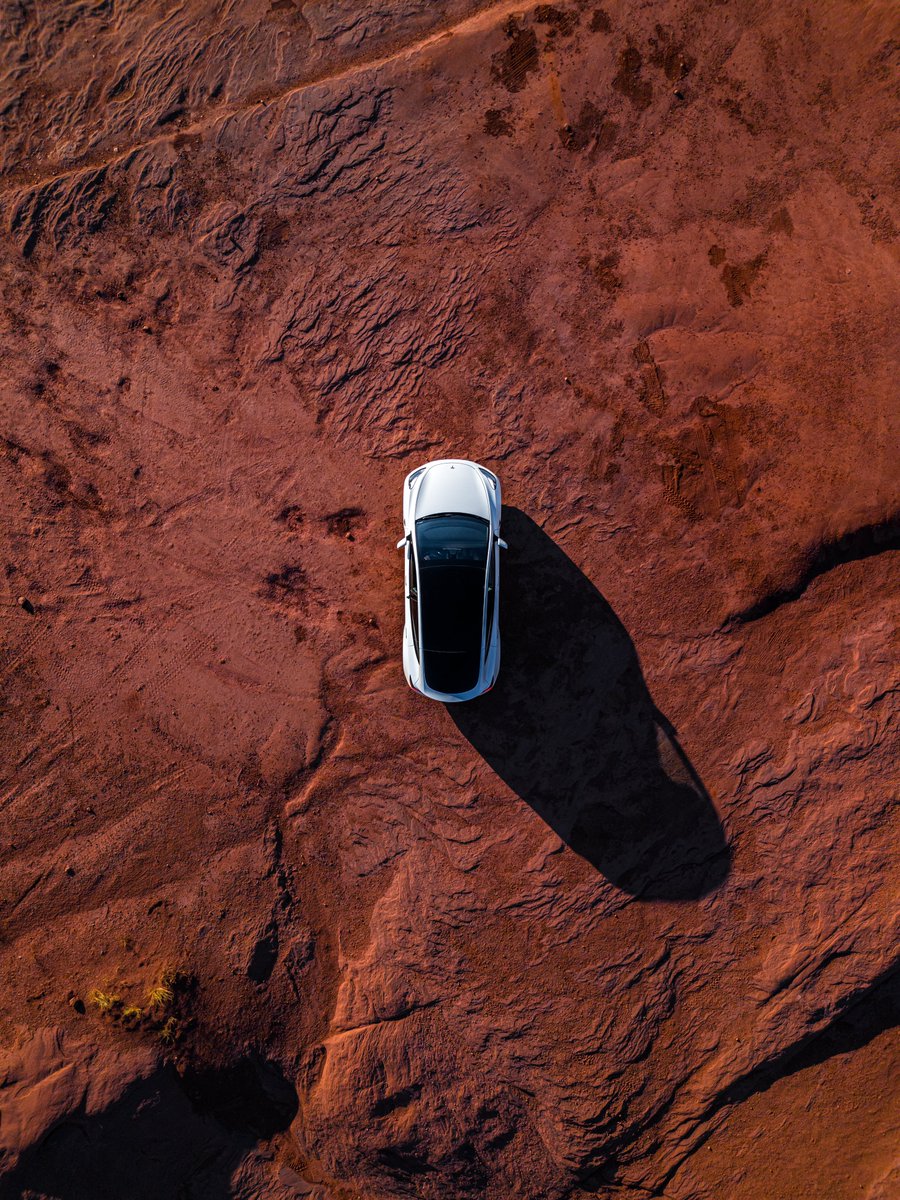 I’m happy to report the Model Y works as good on Mars as it does on Earth @Tesla @thesimple_sarah https://t.co/DmMEDYjGw5