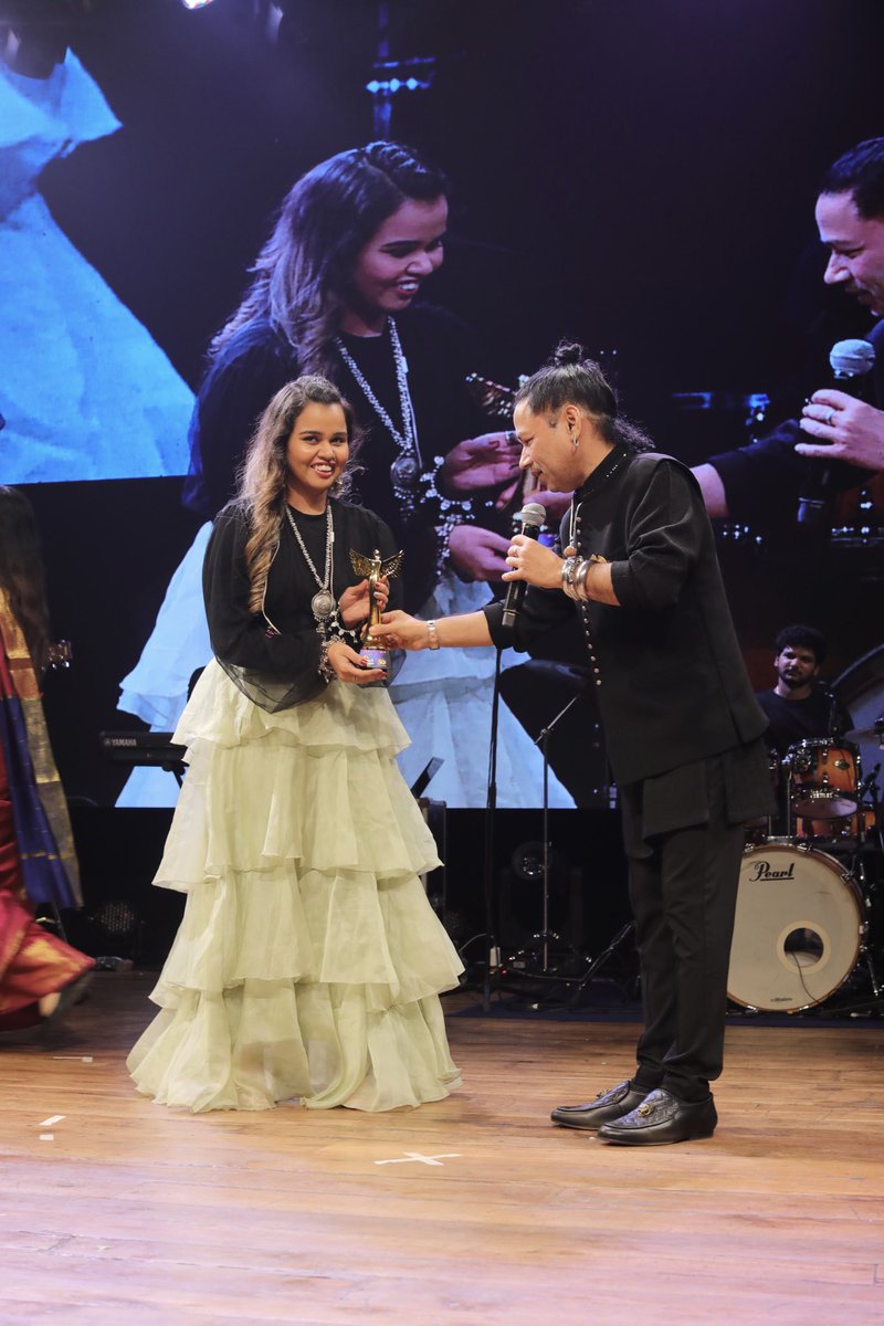 mansibhardwaj25's tweet photo. Thank you for the honour @Kailashkher sir and @NayiiUdaan_ 🙏🏻😍✨ #grateful
#mansibhardwaj #MB #MBians #MBsings #MBlive #singer #music #musician #artist #indianidol #mumbai #nayiiudaan #kailashkher #performer #show #live #gigdiaries #honour #bollywood #styatuned #keepsupporting https://t.co/77J57LkJ90