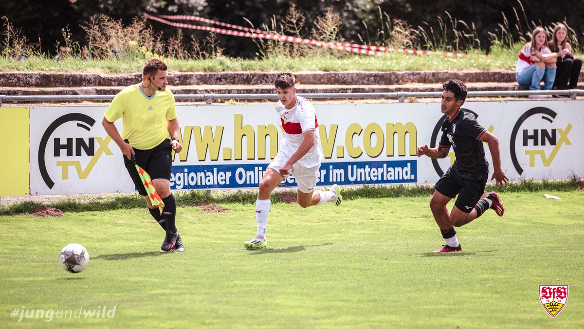 jungundwild's tweet photo. Die #VfBU17 muss sich im Spiel um Platz drei der TSG Hoffenheim mit 1:2 geschlagen geben. Sohrab #Samandari traf mit einem wunderschönen Freistoß zum zwischenzeitlichen Ausgleich. Das Team von Jan #Kirchhoff beendet den @bundesligacup damit auf Platz vier. ⚪️🔴
#jungundwild https://t.co/CHfCg6TezO
