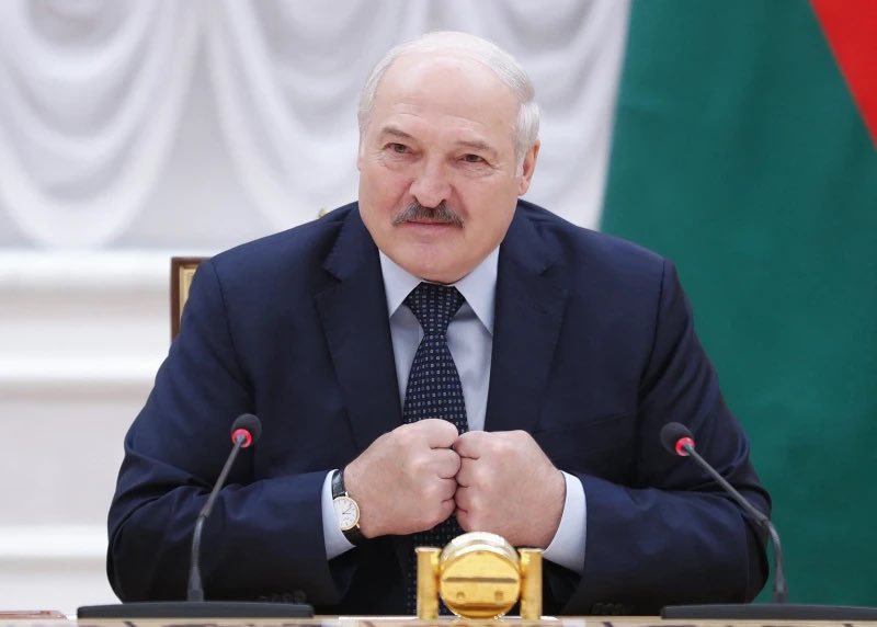 visegrad24's tweet image. Lukashenko speaks:

“Poland taking over Ukrainian lands would be unacceptable. If Western Ukraine would asks us for help, we will of course provide it.”

The man has lost it…
