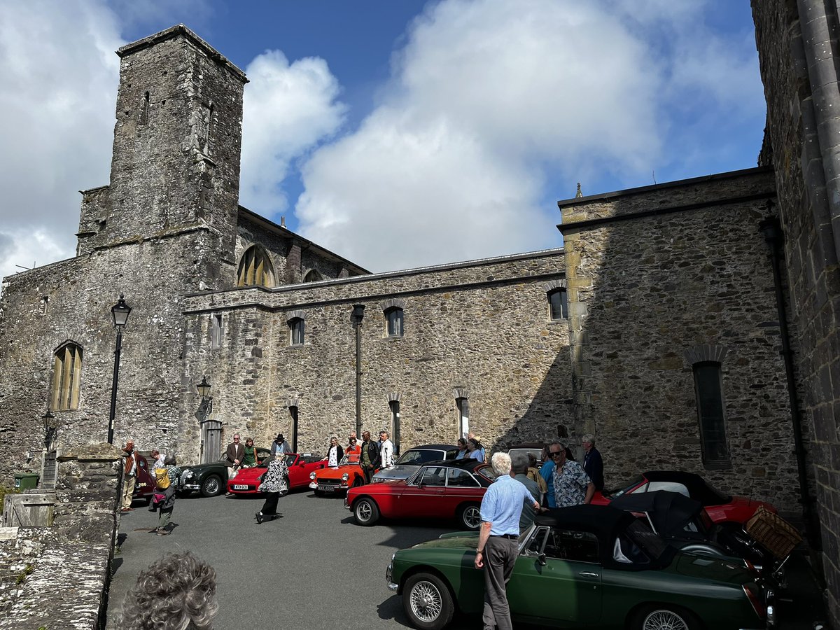 StDavidsCath's tweet photo. Splendid arrival of the Classic Car Cathedral’s Pilgrimage, in time for our Pilgrim’s evensong this evening. The weather good enough for the tops to be down #pilgrims #Calixtus900 https://t.co/Iy5T8lXImA