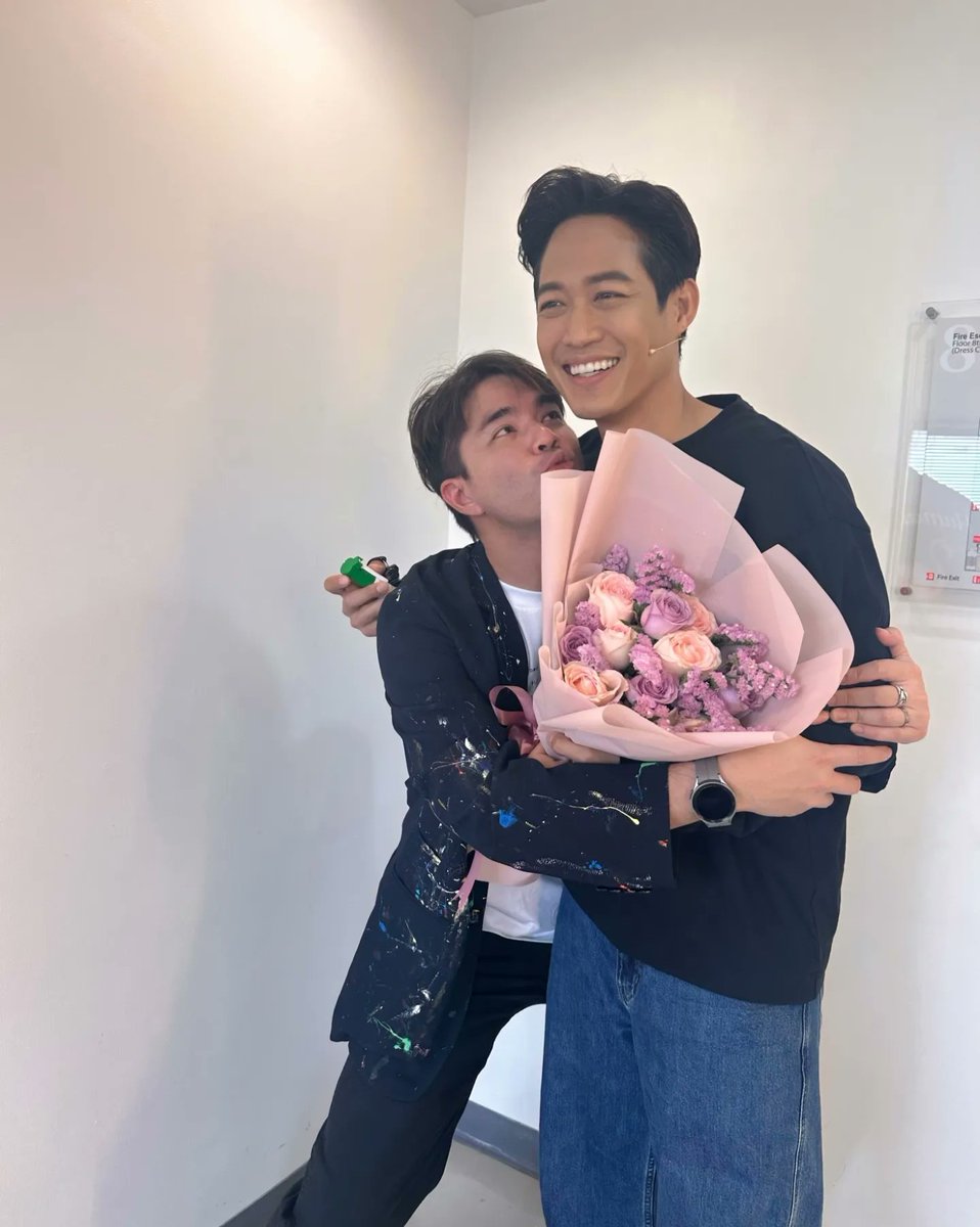 Wan_Soloist's tweet photo. มาเชียร์พี่อัคนีผู้สร้างบ้านที่ไม่มีรั้ว..อิ่มเอมครับ :) @2Popetorn https://t.co/gXUBQ8DMbL