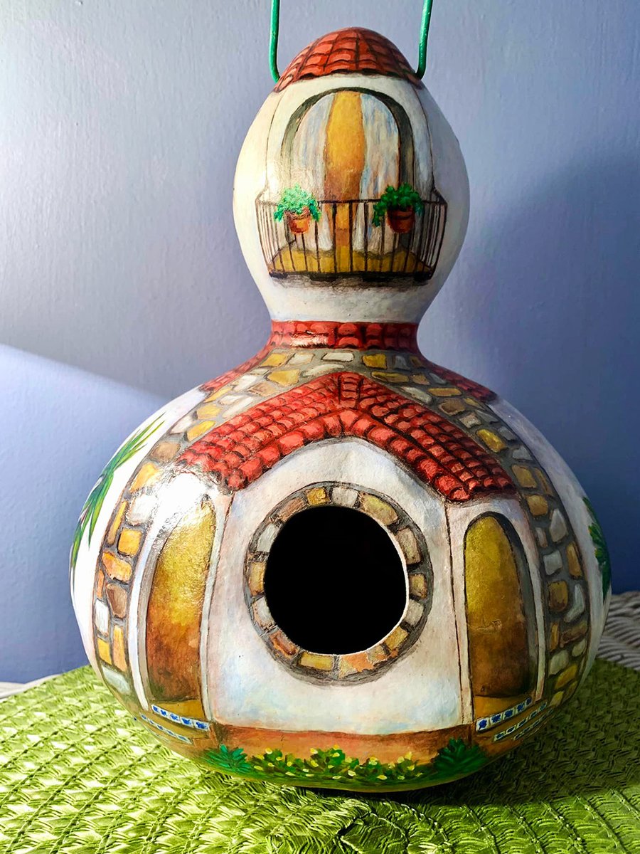 We are in love with this hacienda themed birdhouse made by Nancy Lingle.😍 The details are incredible!