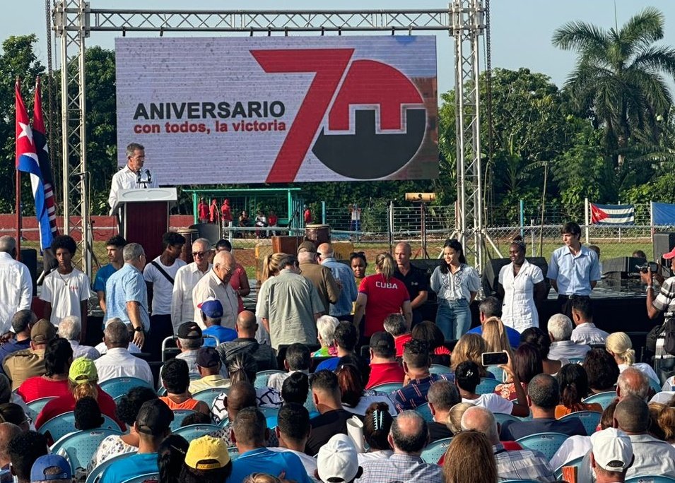 R_Malmierca's tweet photo. #LaHabana celebró hoy domingo su acto provincial por el 70 aniversario de los ataques a los cuarteles Moncada y Carlos Manuel de Céspedes. En presencia de dirigentes del @PartidoPCC y el gobierno, un grupo de jóvenes destacados recibieron el carnet del Partido. #SomosContinuidad https://t.co/60ifEGXAgO