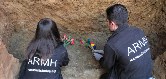 ARMH_Memoria's tweet photo. Ayer pasamos todo el día reflexionando y no hemos cambiado de idea; pase lo que pase vamos a seguir desobedeciendo al olvido. Si tú también vas a desobedecer pincha aquí ¡Y Pásalo!. https://t.co/GotLvqKIQl https://t.co/VZr3s2fUNP