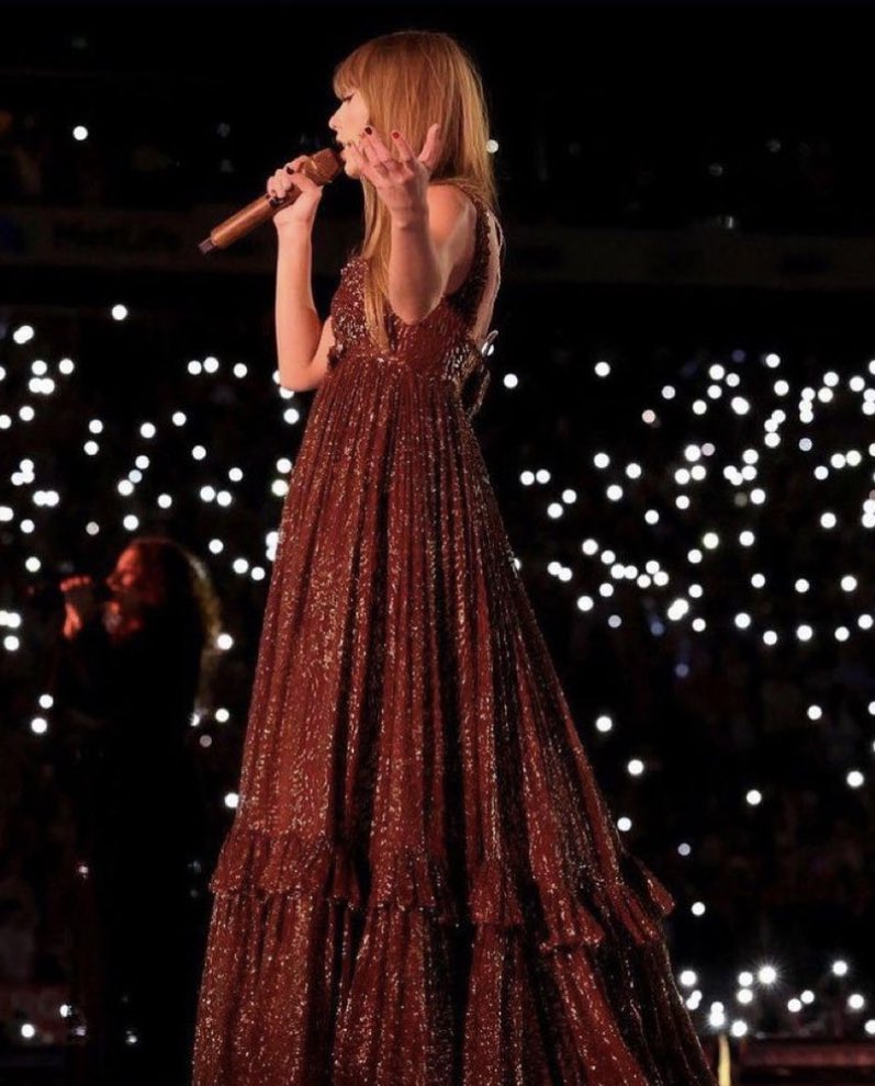 MorganMarie62's tweet photo. @grapejjuiice @tswifterastour It’s different from this one though right? https://t.co/XoN8O4s42d