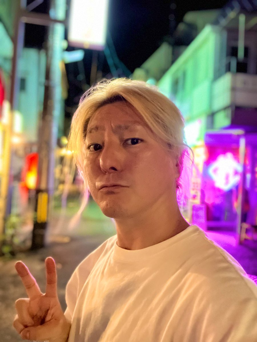 kenta_matsukuma's tweet photo. 突然ですが松隈ファンの呼称発表します❗️

僕が草野球で靭帯を断裂した事から
戒めを込めて"BAD KNee"が産まれました。なので、今後松隈ケンタおよびBAD KNeeファンの方を"整骨員" と呼ばせて頂きます！

街やライブ会場で僕に整骨員デス！と名乗ってくれたらステッカーをプレゼント❗️
#BADKNee https://t.co/Q9F4rLwSTc