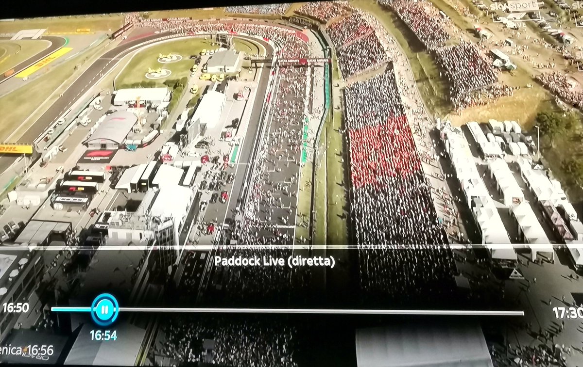 Pietro_Firenze's tweet photo. Le maree umane che puntualmente riempiono i teatri della #Formula1.
Qui al #ungh https://t.co/MKnfbnbhMh