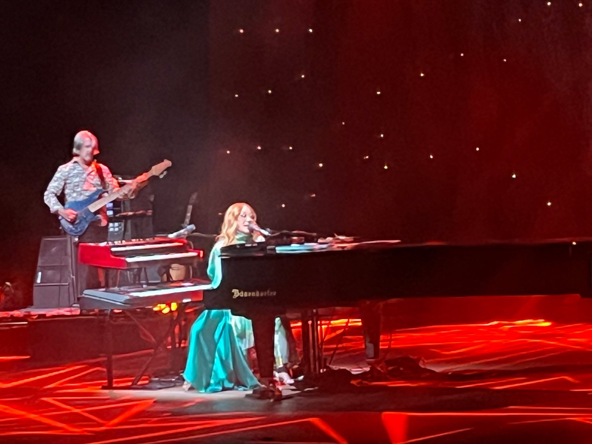 willowkist's tweet image. We traveled from the red rocks of Colorado and made it to one ocean. This has been a whirlwind in the best possible way #o2o #ToriAmos Glad to spend it with @NikiLouWho