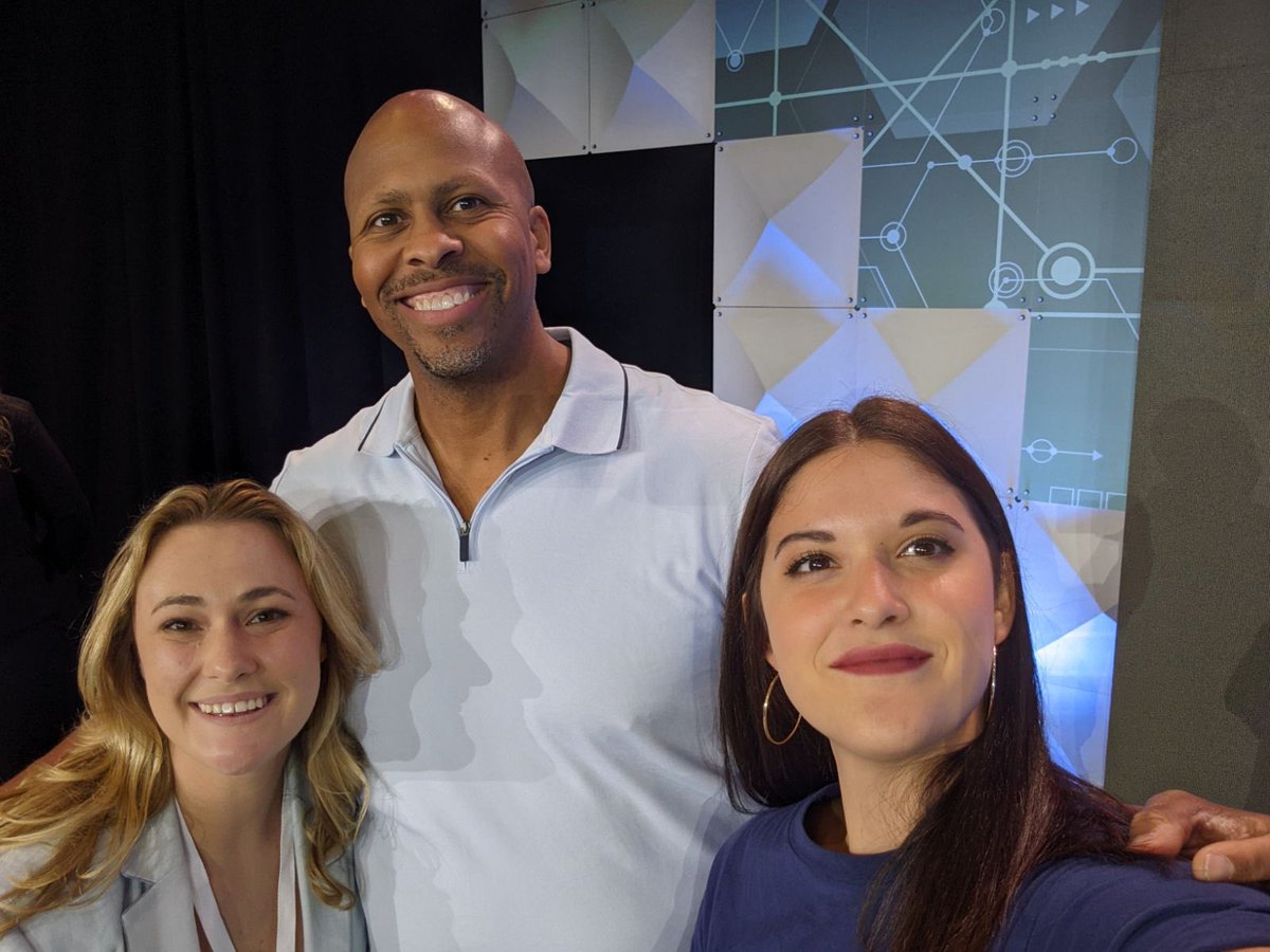 RobforOHIO's tweet image. Proud of the team @DataConnectConf now this is a massive community and conference that is 🚀  Looking forward to future collaborations. #dataconnect2023