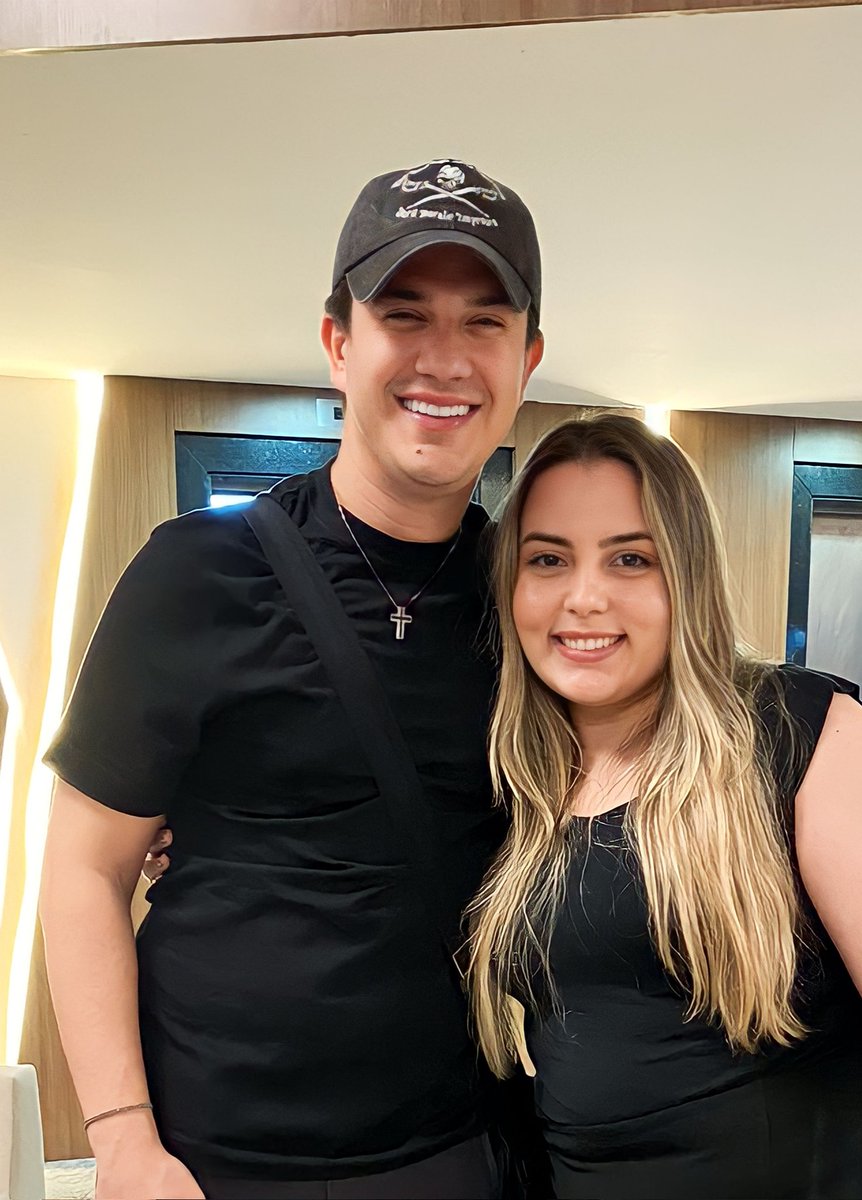 iarabarross's tweet photo. E eu que fiquei de 16h da tarde até meia noite no hotel só pra dar um abraço nesse ser humano maravilhoso. Spartaco Luiz você tem meu coração todinho. Volta sempre pra Fortaleza/CE. #hugoeguilherme https://t.co/8UvHMPXcEW