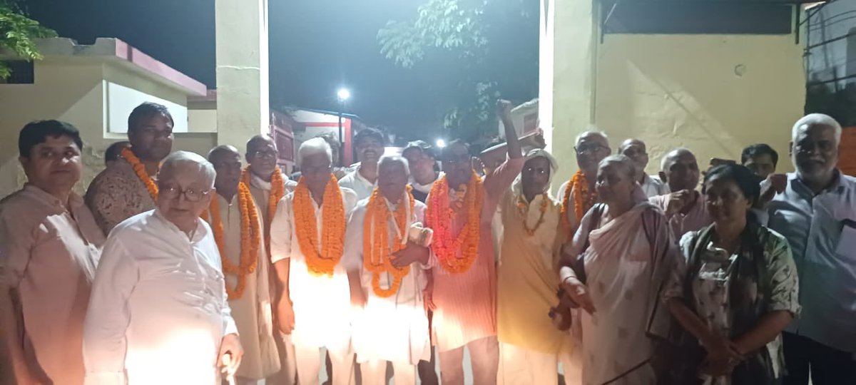 SarvSevaSangh's tweet photo. जेल से बाहर आते हुए साथी, ज़ज्बा कायम है, लड़ाई लड़ी जाएगी और जीतेंगे
.
#sarvasevasangh #savesarvasevasangh https://t.co/kDjgYhiAXe