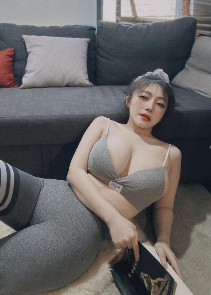 好久没有色色了，大奶子涨涨的