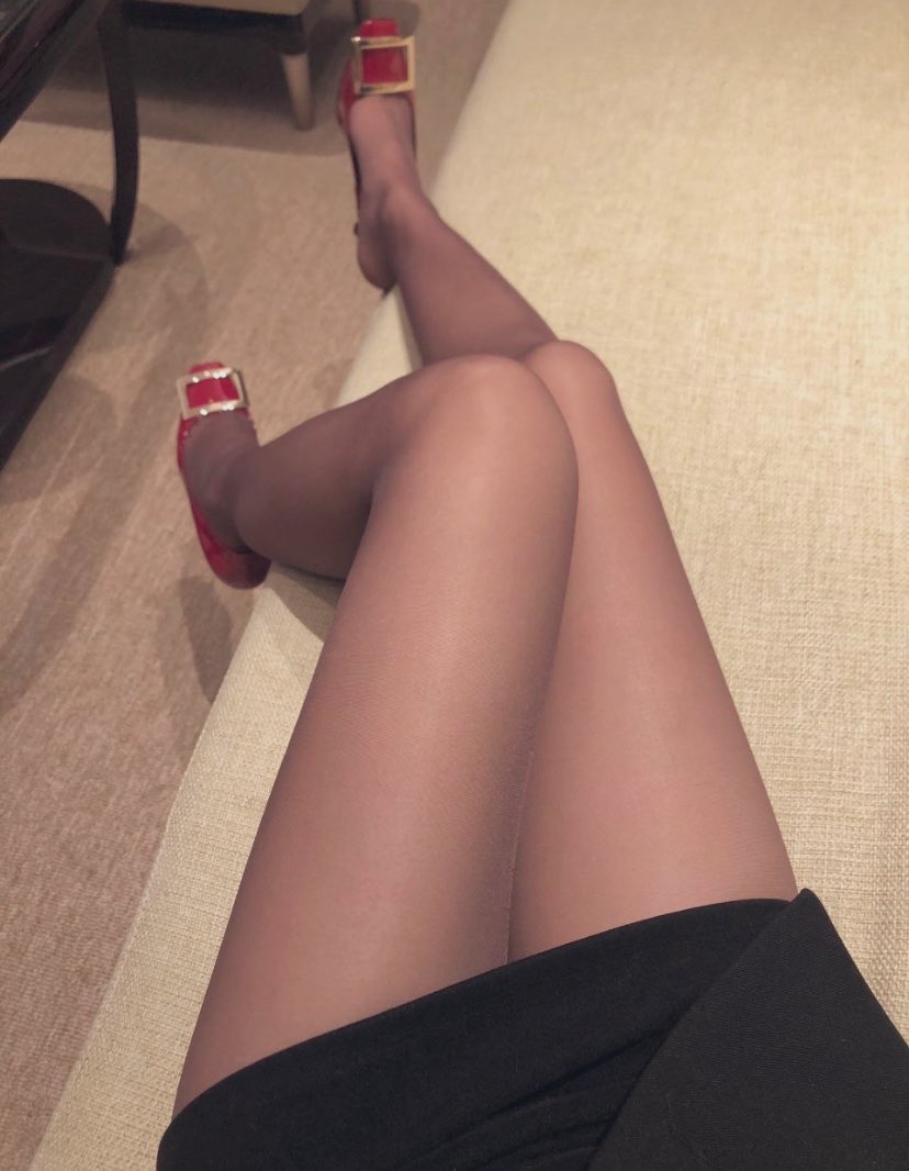 今天站了一天，一到家直接坐地上，累扒了