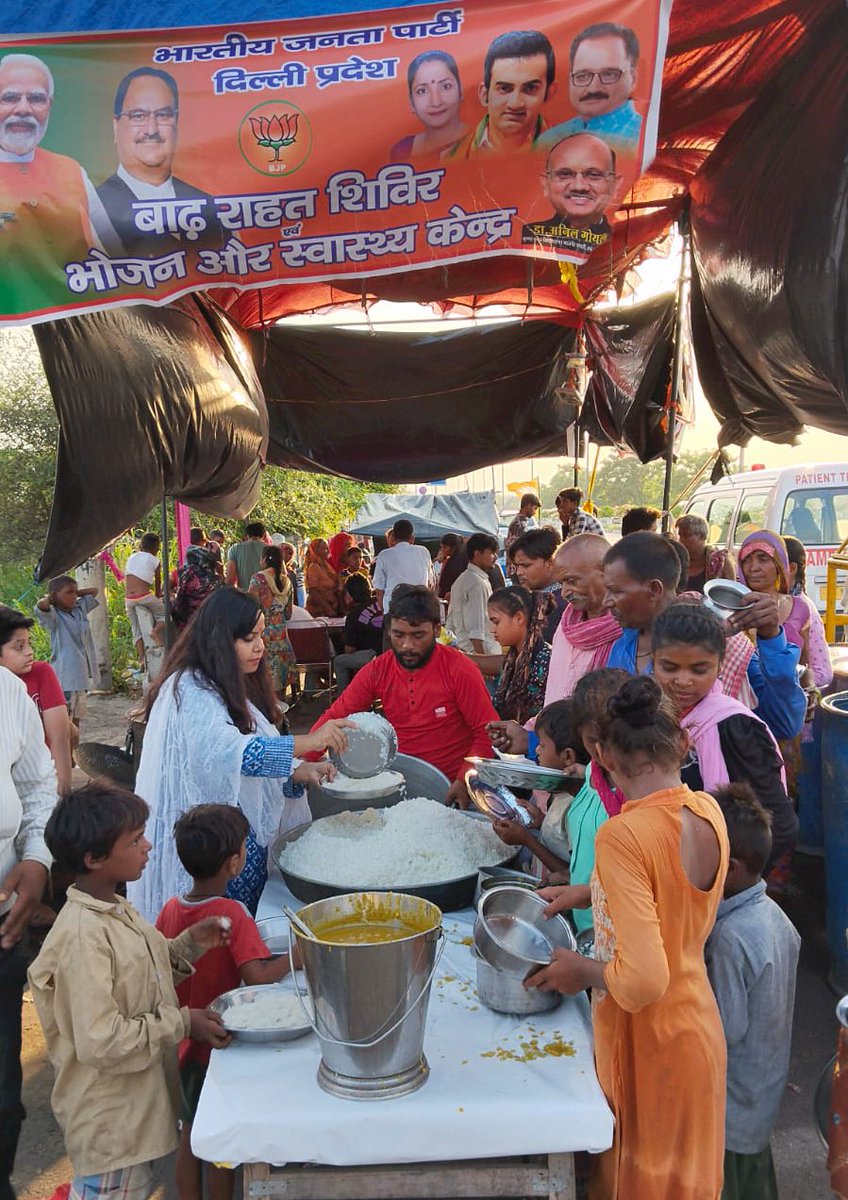BJP4Delhi's tweet photo. जनता के सेवक, जनता के बीच

#भाजपा_मतलब_सेवा https://t.co/8VCVjVziuc