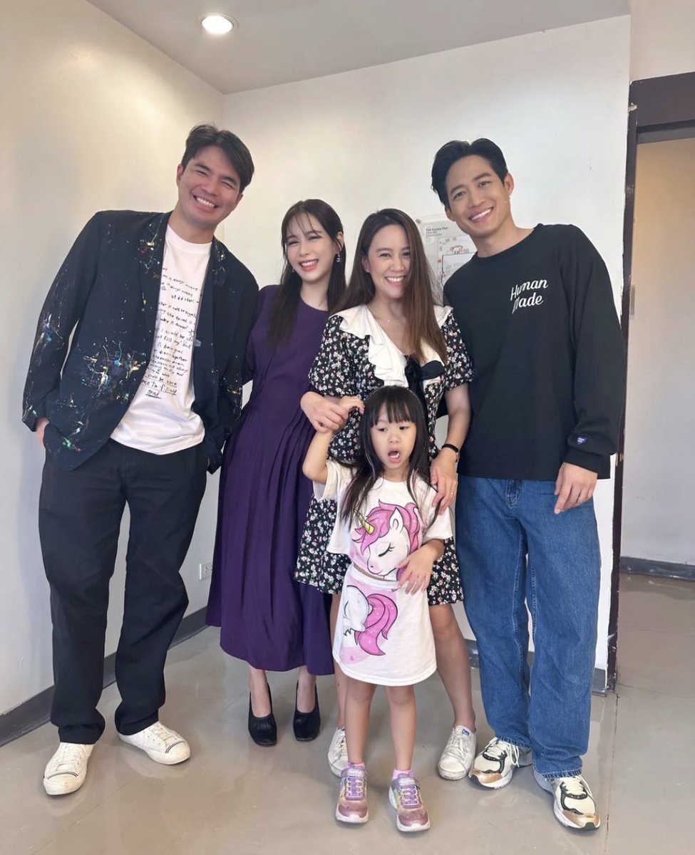 mindhappiness18's tweet photo. ไปดูคอนเสิร์ตกับแฟนก็จะยิ้มแฉ่งหน่อยๆ แต่พี่ว่านก็ต้องไปให้กำลังพี่ตู่นะเหนาะ #ตู่ว่าน 😂 https://t.co/AuLWIZfIhz