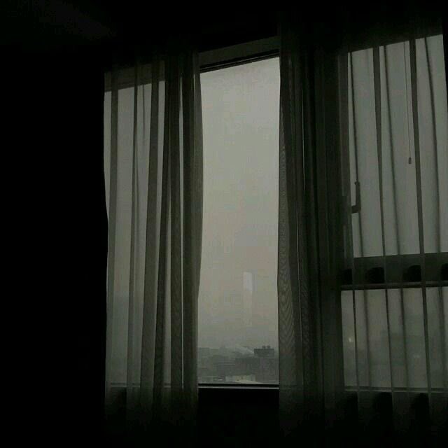 #тёмныйдворецкий #blackbutler #kuroshitsuji

Усталость.

По подоконнику стучали мелкие капли дождя, всё небо было затянуто серыми облаками. Темно. Было ветрено, но в квартире не было холодно, хоть и все окна были нараспашку.