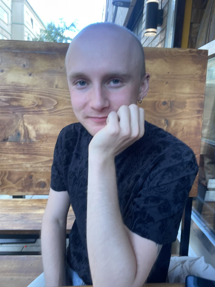 KevinKullgren's tweet photo. träffar @robbedemaitre och @oklarmenytlig https://t.co/U0Mnyavfzb