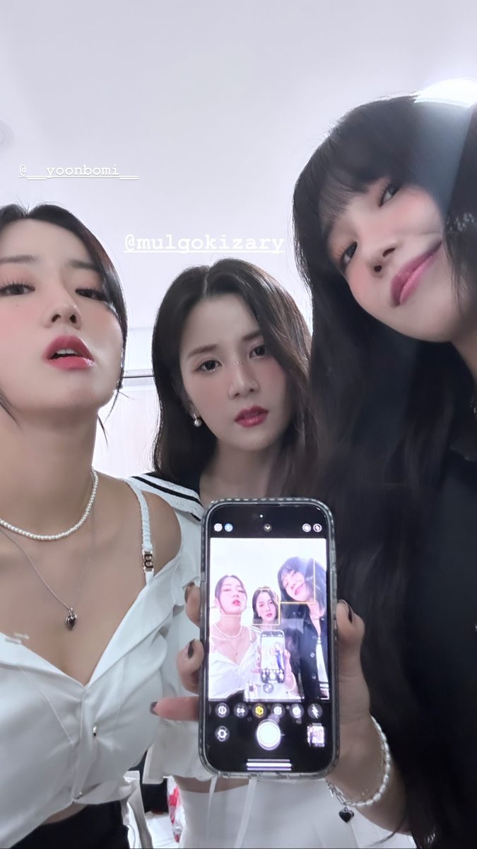 419JEJ818's tweet photo. Zㅋㅋㅋㅋㅋㅋㅋㅋㅋㅋㅋ

에이핑크의                                  무슨노래들으세요?
거울셀카                                   🐰,🐥: 뭐 안들어요... https://t.co/baL2jjpEYk