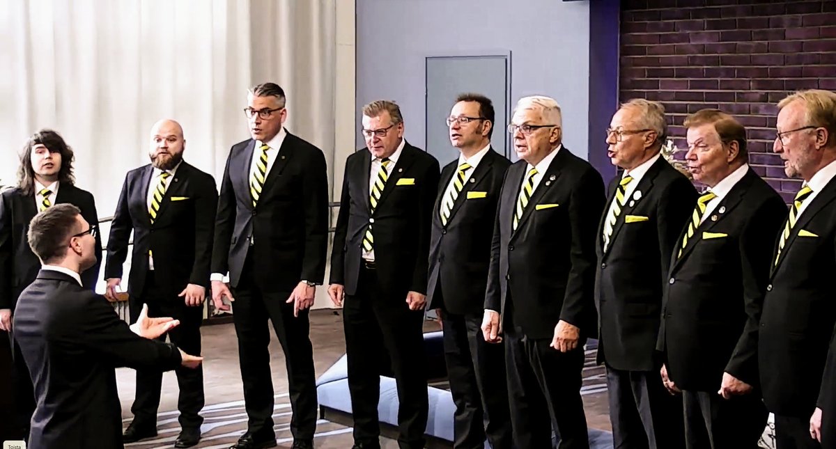VLV1897's tweet photo. Nautimme olosta kesälaitumilla!
Vaan 2 viikon päästä kajahtaa Karjalaisten laulu Villa Salmelan "Kansallispukutuuletus ja kahvikonsertti" -tapahtumassa.

Nähdään Su 6.8. klo 14 aikaan Villa Salmelan terassilla, jolloin laulaminen alkaa!

Kuva Metsäpirtti-seuran 50-v.juhlista 2.7. https://t.co/e1GC4kjty4