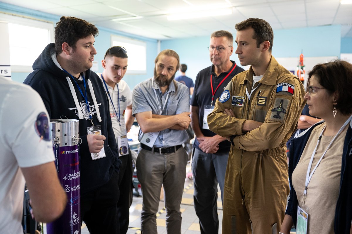 Arno_astro's tweet photo. C'était un honneur de revenir au @1erRHP où j'ai servi, puis d'échanger avec @Space_Chicken_ , Ursula Aniakou, Faustine Cantalloube et Bruno Millet sur l'avenir du vol habité européen à l'@esa. Le tout animé par les excellents @hugolisoir et @MLisoir, youtubeurs de l'espace! https://t.co/npO4r4pi50