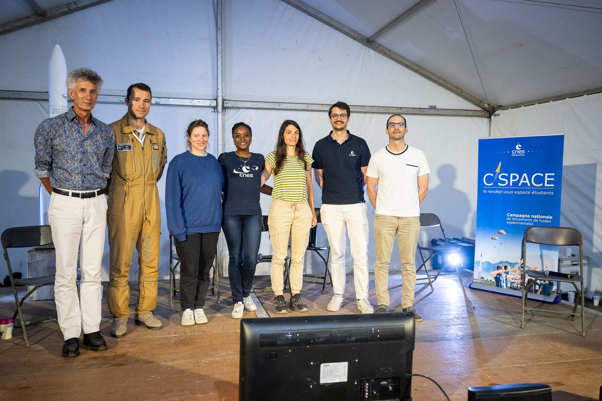 Arno_astro's tweet photo. C'était un honneur de revenir au @1erRHP où j'ai servi, puis d'échanger avec @Space_Chicken_ , Ursula Aniakou, Faustine Cantalloube et Bruno Millet sur l'avenir du vol habité européen à l'@esa. Le tout animé par les excellents @hugolisoir et @MLisoir, youtubeurs de l'espace! https://t.co/npO4r4pi50