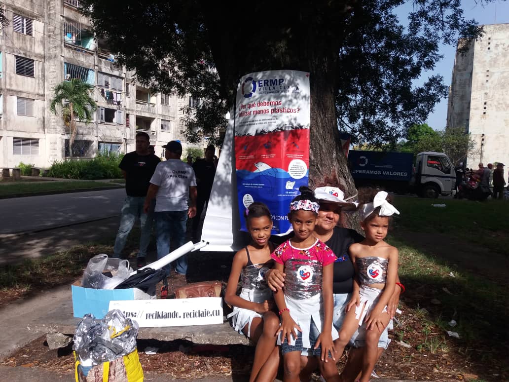 ermpvc's tweet photo. Llegar al ❤ de la comunidad para lograr una verdadera cultura del reciclaje es una premisa de la Empresa Recuperación de Materias Primas #VillaClara
Informar y educar van de la mano con acciones concretas en nuestro proyecto #RecicloMiBarrio
#ERMPVC #IndustriasCuba #CubaRecicla https://t.co/OPVUVaJhjJ