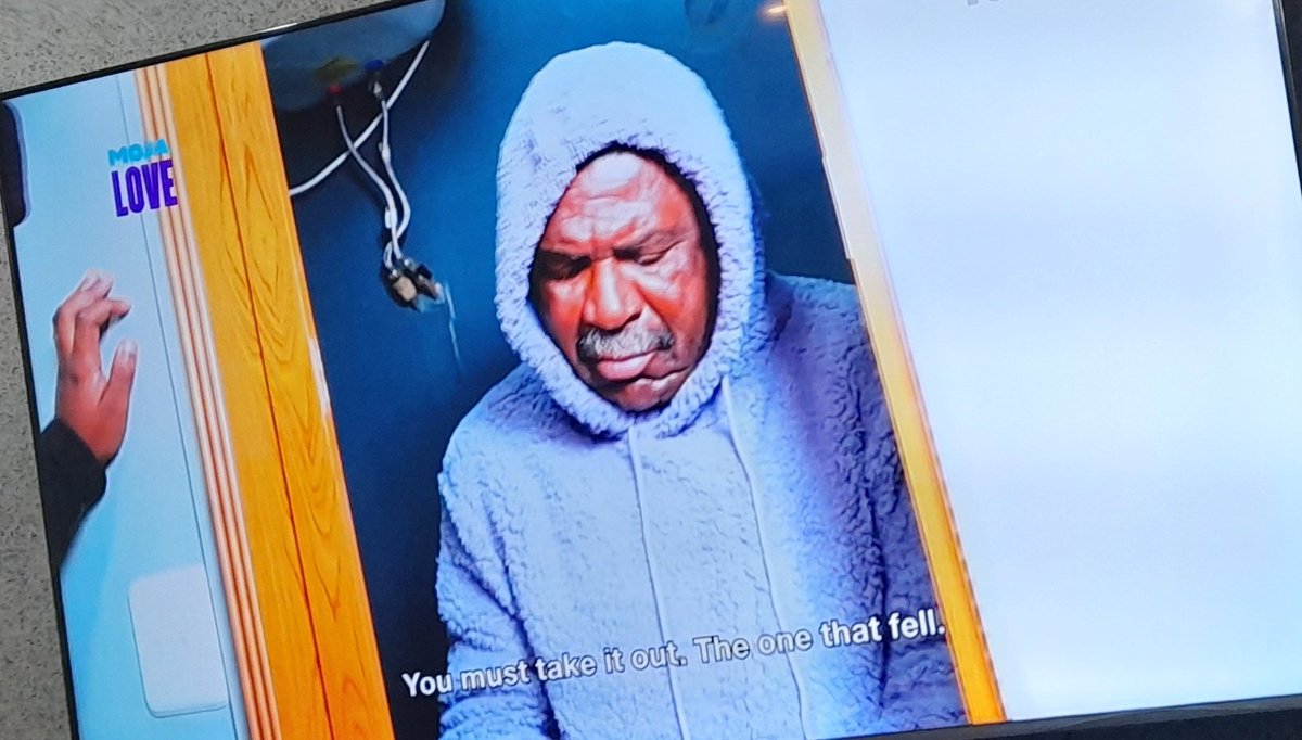 MabuMonyela's tweet photo. This is war... 

And we already see who's on the sides of invaders. 

@GovernmentZA have been telling South Africans that these people are investors. What exactly are they contributing to the country? 

@HomeAffairsSA stop importing criminals. 

#Sizokthola https://t.co/GwYzr7NynS