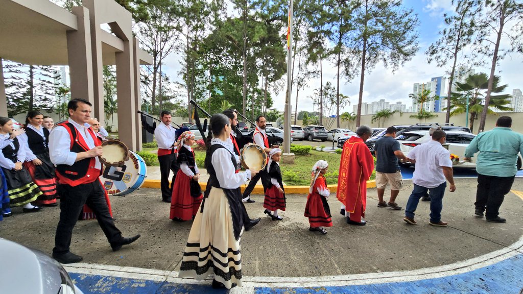 EmbEspPan's tweet photo. El cónsul ha asistido hoy a la fiesta de Santiago Apóstol #DíadeGalicia en la Sociedad Española de Beneficencia, el decano de los centros 🇪🇦 en 🇵🇦

Un día lleno de tradiciones gallegas y españolas: música, danza, gastronomía... Gracias a la Junta Directiva por la invitación. https://t.co/wbXjkmuT7b