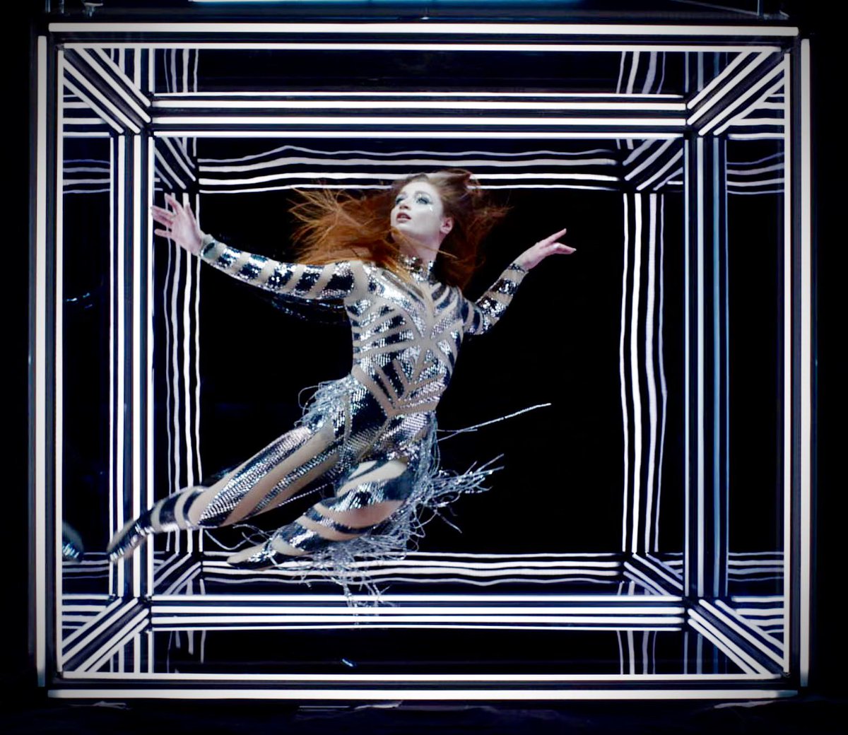 NickWeirShowbiz's tweet photo. This is a Video Feature using our unique #Roboscreen™️ system.
It’s the 3rd and final production in the “Dance In A Box” Series experimenting with Gravity.
In #DanceinaBox we shifted it’s direction, in #Oceanides we neutralized it, and in #Falling, we remove it completely. https://t.co/iSeoNiOeZg