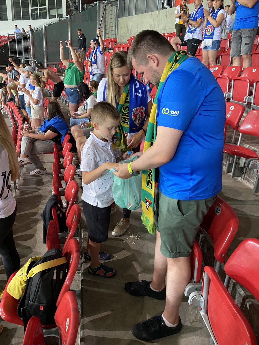 puszcza23's tweet photo. @RTS_Widzew_Lodz Gratulujemy wygranej i dziękujemy za nasz pierwszy mecz w @_Ekstraklasa_ w atmosferze piłkarskiego święta. Pozostawiamy po sobie sektor w pięknym stanie, tak jak go dla nas przygotowaliście - powodzenia i do zobaczenia u nas, w Niepołomicach @PuszczaMKS https://t.co/wNvf4RfNKY