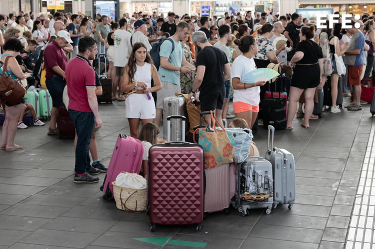 EFEnoticias's tweet photo. La compañía ferroviaria Iryo ha dispuesto de una decena de autobuses para transportar a sus viajeros que se encuentran en la estación de Valencia.

https://t.co/zRvQccjmCE https://t.co/NBvQ9DI9ld