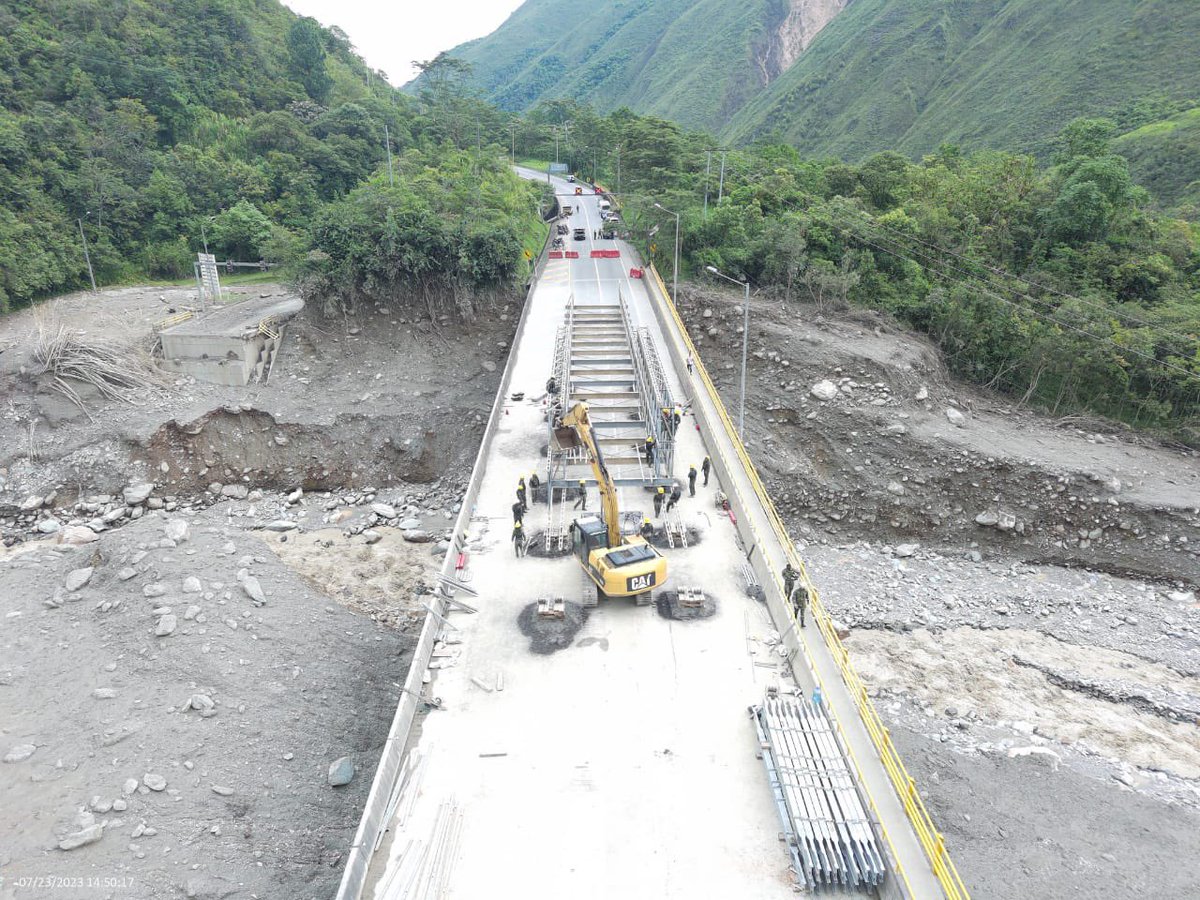 Ingenieros_EJC's tweet photo. Seguimos trabajando para restablecer la movilidad entre #Cundinamarca y #Meta, los ingenieros de @COL_EJERCITO inician el armado de las secciones del puente de 54,86 metros que será una solución temporal para las personas que transitan por el sector.
#GatantesDelDesarrollo https://t.co/gZwYUJSUTe