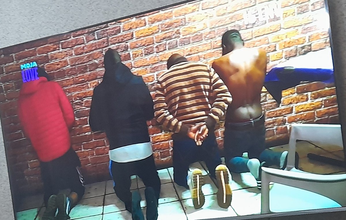 MabuMonyela's tweet image. So Chinese buy properties to rent Nigerian drug dealers with Zimbabwean caretaker?Foreigners do as they please in this country.
What does media benefit in attempting to silence Xolani?I didn&apos;t see a single SAn in this organized criminal syndicate
#Sizokthola