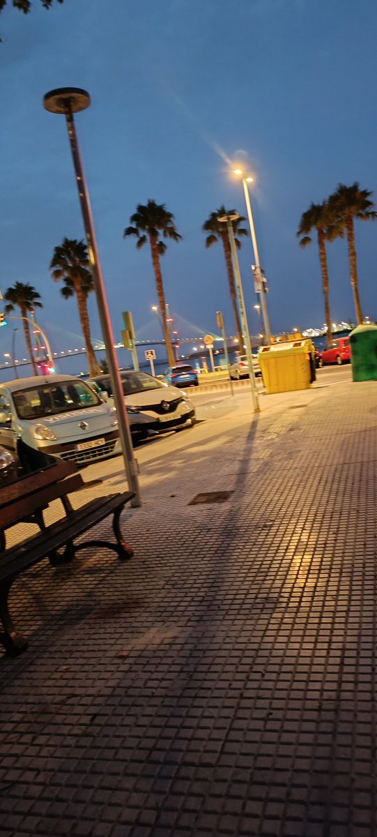 alvaritoodb's tweet photo. @CadizAbandonada  farolas de nueva colocación hace más de un mes en plaza de la barrosa sin encenderse dejando zonas oscuras por las noches https://t.co/hRrUzOKVsR