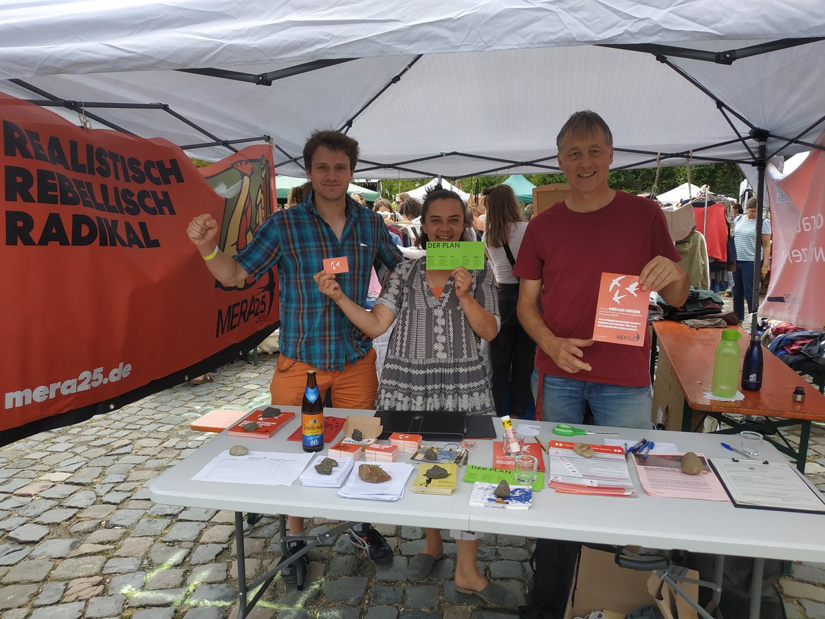 MERA25Hessen's tweet photo. Welch ein ergiebiger Nachmittag heute beim #Flowmarkt auf der #Sommerwerft im #Frankfurt|er #Ostend! Viele Unterschriften gesammelt, Flyer verteilt und gute Gespräche geführt. Die Sehnsucht nach neuer Politik ist spürbar! https://t.co/OXP0zm0UZf