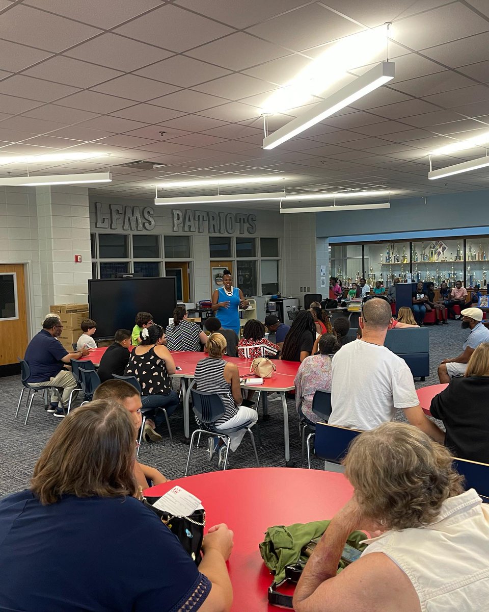 LFMSPatriots's tweet image. “Popsicles with Principal” was a huge success. It was a great opportunity to meet parents and students!