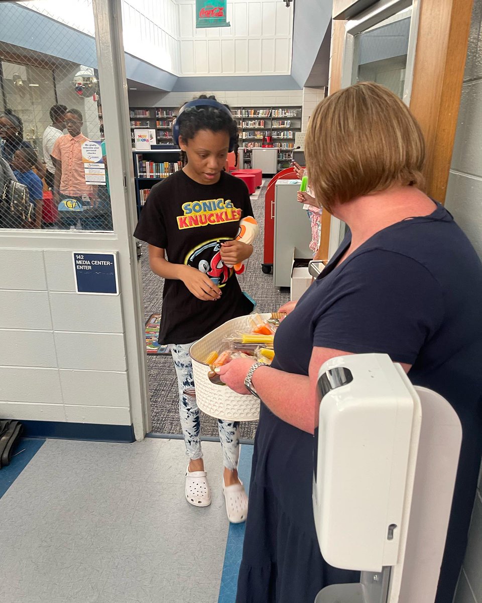 LFMSPatriots's tweet image. “Popsicles with Principal” was a huge success. It was a great opportunity to meet parents and students!