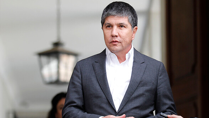 - Subsecretario del Interior Solicita Disculpas a la UDI por Carta Calumniosa a Giorgio Jackson 

- En una inesperada y tensa jornada política, el subsecretario del Interior, Manuel Monsalve, arremetió contra la Unión Demócrata Independiente (UDI), emplazándolos a ofrecer