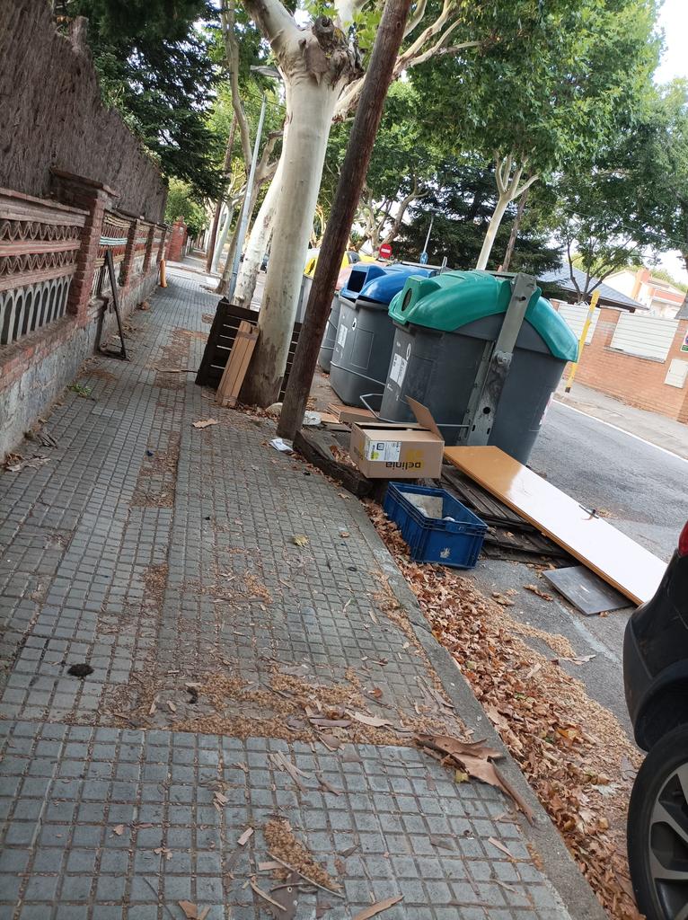 ApvMas's tweet photo. @cristinaparaira @ajsantcugat Estat lamentable de varis carrers de Mira-sol on manca recollida d'escombraries i de mobles, a més de la neteja de carrers. Preguem civisme a veïns i actuació de la Brigada. Fotos: C. Granada/Av. Mas Gener https://t.co/z2e5Imsyze