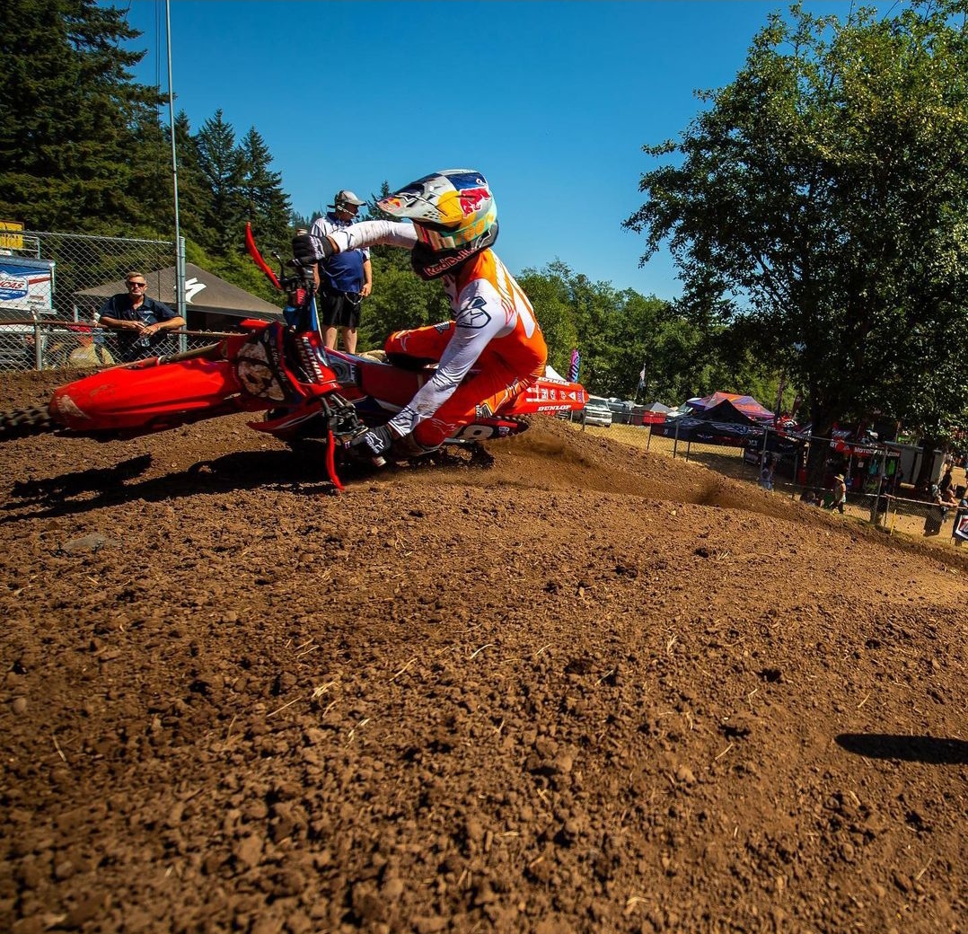 TheMakx's tweet photo. Y a todo esto, al otro lado del Atlántico, Jett Lawrence lleva  16 mangas seguidas, ganadas. A 4 Nationals, u 8 mangas, de la Perfect Season. Eso es dominio. Sólo RC4 (2 veces) y JS7 (una) lo han conseguido antes, y hablamos de dos Dioses. Cabe recordar que Jett es Rookie! https://t.co/RmqMKrlT23