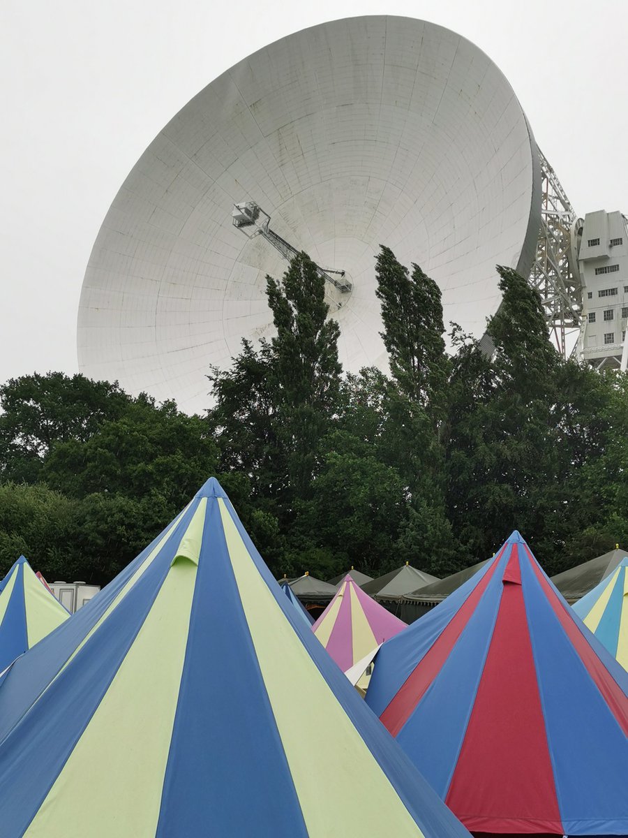 DaanArroo's tweet photo. A fantastic weekend of mud, masers and materials science with @NameProgramme and the @RoyceInstitute at @bluedotfestival 📡🌌🛸🎶 https://t.co/hJJbRPm8Mo