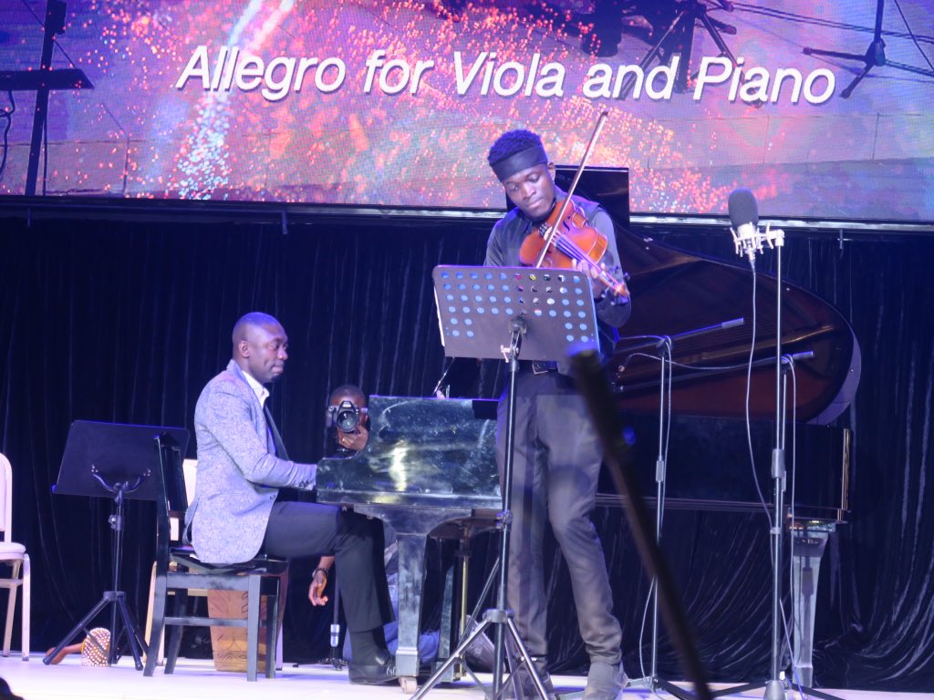 thehudgroup's tweet photo. πΆ Captivating Duets πΆ
Edwin Ferguson & Emmanuel Quaye's exceptional musical prowess enchanted with viola and piano. A spellbinding performance that stirred emotions! π»πΉπ΅
#TheHuDGroup
#HopeAliveConcert #HuD20thAnniversary #ClassicalMusicMagic https://t.co/lWHWlglSDJ