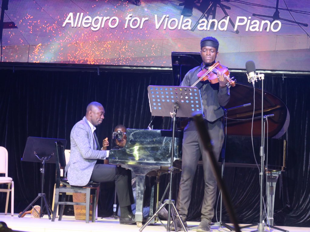 thehudgroup's tweet photo. πΆ Captivating Duets πΆ
Edwin Ferguson & Emmanuel Quaye's exceptional musical prowess enchanted with viola and piano. A spellbinding performance that stirred emotions! π»πΉπ΅
#TheHuDGroup
#HopeAliveConcert #HuD20thAnniversary #ClassicalMusicMagic https://t.co/lWHWlglSDJ