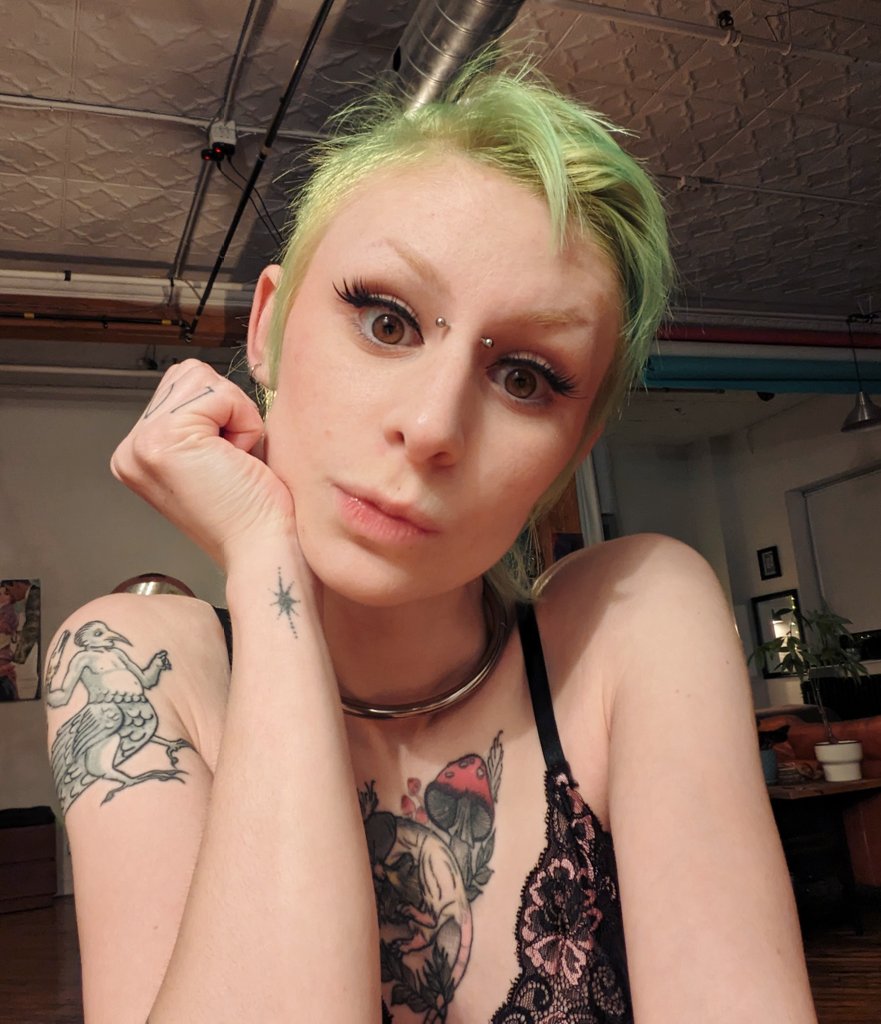 hehe_vee's tweet photo. The SUMMER HEAT is really getting to me 🥵😳 I've had videos coming out every single day this week on my OnlyFans. Including campy sex plots, partnered vids, anal training, solo vids, a threesome with @MommyMoxy @littleravebunny 🥰
🔗 ⤵️ https://t.co/6kQW7BsSl3