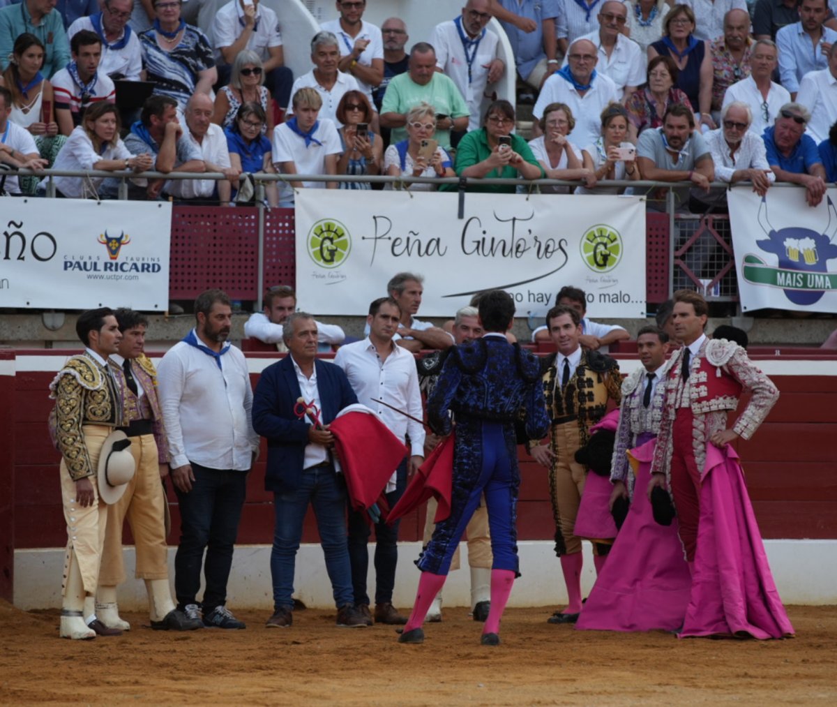 FESTEJO.- Digna despedida de Thomas Dufau #Madeleine2023 #MontdeMarsan <a href="/RRRafaelillo/">Rafaelillo</a> <a href="/AlbertoLamelas/">𝑨𝒍𝒃𝒆𝒓𝒕𝒐 𝑳𝒂𝒎𝒆𝒍𝒂𝒔</a> <a href="/ThomasDufau/">THOMAS DUFAU OFFICIEL</a> <a href="/pedrazadyeltes/">Pedraza de Yeltes</a> (Fotos Bruno Lasnier) burladero.tv/festejos/2023/…